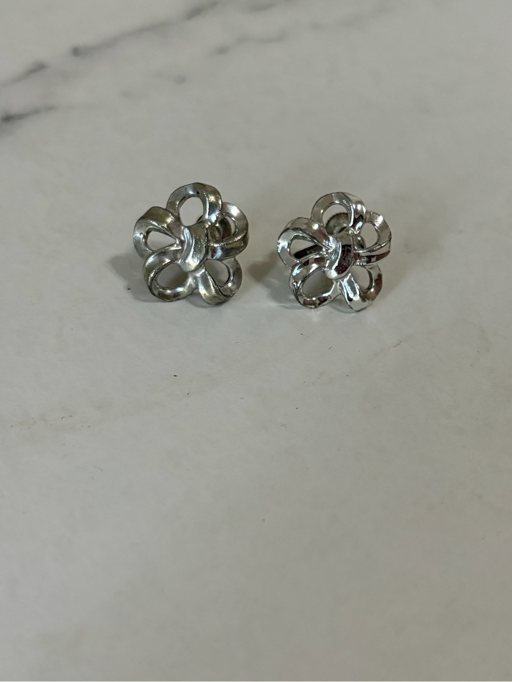 🦄 Vintage Screw Back Earrings
